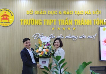 Đại diện Hội đồng trường, Chi bộ, Ban giám hiệu tặng hoa chúc mừng các cô giáo ngày 8-3
